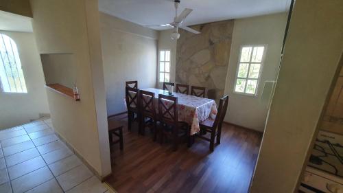 a kitchen and dining room with a table and chairs at EL CHALET in Termas de Río Hondo