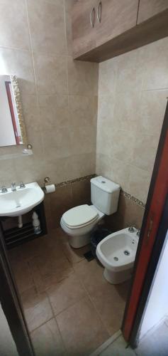 a bathroom with a toilet and a sink at EL CHALET in Termas de Río Hondo