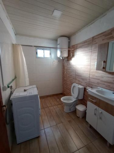 メロにあるVicenzo 2のトイレと洗面台付きのバスルーム