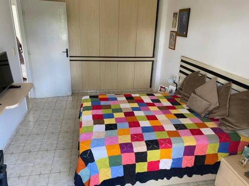 una camera da letto con una trapunta colorata su un letto di Flat na Praia de Intermares a Cabedelo