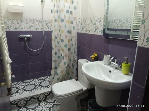 y baño con aseo y lavamanos. en Fufa Apartment en Monastir