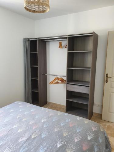 - une chambre avec un lit et un placard dans l'établissement Petite maison en campagne, à Pernes-les-Fontaines