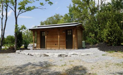 Cabaña de madera pequeña en un campo con árboles en Rv01 Lockridge Park, en Danville