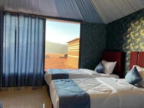 Postel nebo postele na pokoji v ubytování Beyond Wadi Rum Camp