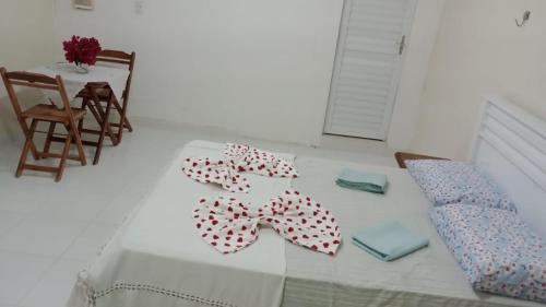 Cette chambre comprend un lit avec des parasols. dans l'établissement Casa Siulan, à Porto de Galinhas