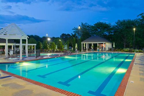 una gran piscina por la noche con cenador en Powhatan Resort en Williamsburg