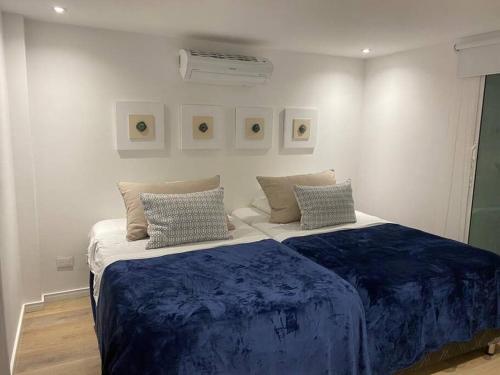 a bedroom with a large bed with blue sheets at Apartamento Sea View 204 in San Andrés