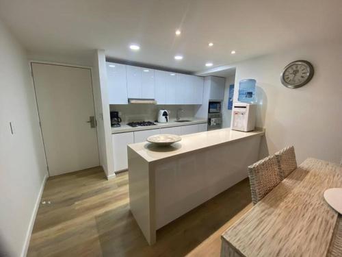 a large kitchen with a counter and a refrigerator at Apartamento Sea View 204 in San Andrés