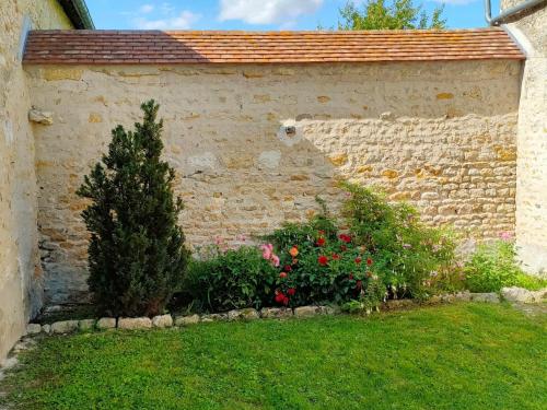 Сад в Maison familiale rénovée avec cour, à 1h30 de Paris, proche de la nature et des sites historiques. - FR-1-590-107