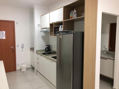 eine Küche mit einem Kühlschrank aus Edelstahl in der Unterkunft Studio em Cachoeira Paulista in Cachoeira Paulista
