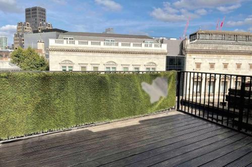 a white heart on a green hedge on a balcony at 2Bed Apartment Farringdon St Paul Long Stay Discounts By Cozystays in London