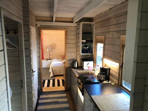 ein kleines Haus mit einer Küche und einem Schlafzimmer in der Unterkunft Houses by the sea near the city in Lidingö