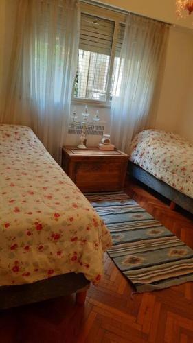 um quarto com 2 camas individuais e uma janela em Hermoso departamento en Recoleta em Buenos Aires
