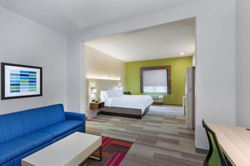 a hotel room with a bed and a couch at Holiday Inn Express Hotel & Suites Vidor South by IHG in Vidor