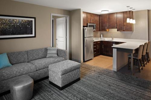 Cucina o angolo cottura di TownePlace Suites by Marriott Boston Logan Airport/Chelsea