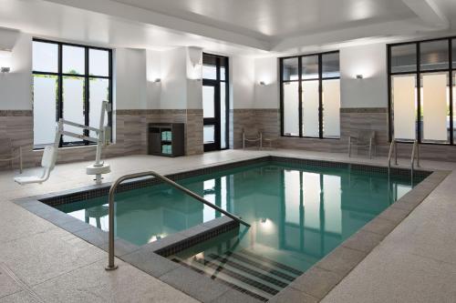 Piscina di TownePlace Suites by Marriott Boston Logan Airport/Chelsea o nelle vicinanze