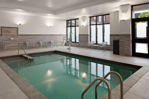 Piscina di TownePlace Suites by Marriott Boston Logan Airport/Chelsea o nelle vicinanze