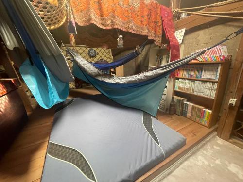 Cama o camas de una habitación en ゲストハウス餓鬼大将