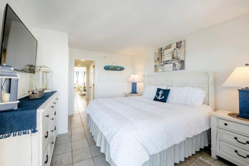 ein weißes Schlafzimmer mit einem Bett und einem Badezimmer in der Unterkunft Royal Retreat-Amazing view-King bed-1 bedroom-Full kitchen-Free parking-Self check-in in Myrtle Beach
