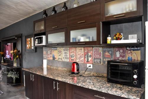 a kitchen with a counter top with a microwave at Casa en zona residencial Mendoza in Ciudad Lujan de Cuyo