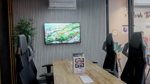 Fouralivinにあるテレビまたはエンターテインメントセンター