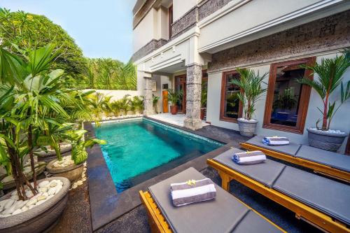- l'image d'une piscine dans une villa dans l'établissement Villa MARIE - KUTA - 6 Bedroom 4 Bathroom Villa - Great Location !, à Kuta