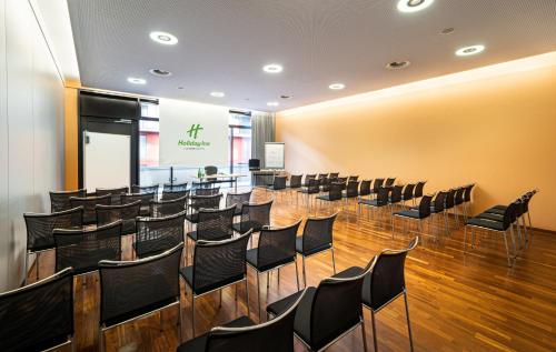 A área empresarial e/ ou a sala de conferências de Holiday Inn Zürich Messe by IHG