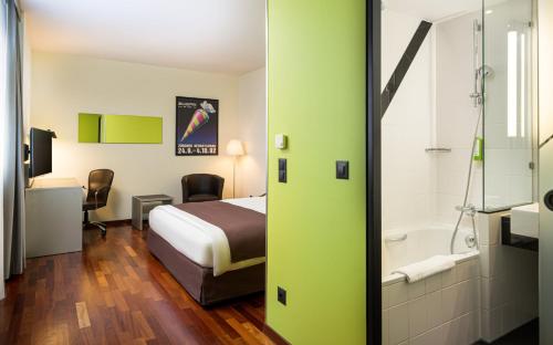 Uma cama ou camas num quarto em Holiday Inn Zürich Messe by IHG