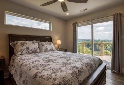 1 dormitorio con cama y ventana grande en Broadview - Mtn Views, River Views, New Build en Kodak