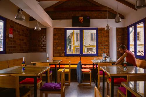 een persoon aan een tafel in een restaurant bij Saqray Hostel in Cuzco