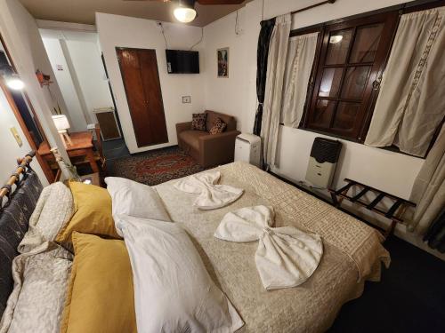 1 dormitorio con 1 cama con toallas en Hostel Spa Mediterranea en Córdoba