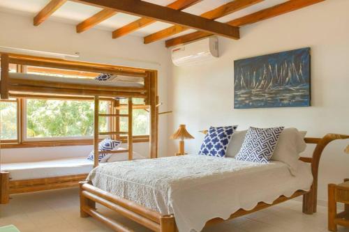 un dormitorio con una cama y una ventana en Casa Pepper Hill, en San Andrés
