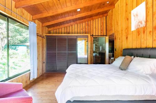 Tempat tidur dalam kamar di Wildlife Refuge’s Wood Cabin