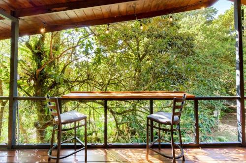 Un balcón o terraza de Wildlife Refuge’s Wood Cabin