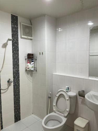 La salle de bains est pourvue de toilettes et d'un lavabo. dans l'établissement House near Suvarnabhumi Airport, à Ban Siyek Hua Take