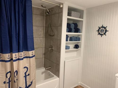 y baño con ducha y cortina de ducha. en Cottage at JP Coleman en Iuka