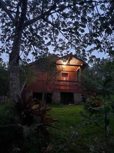 uma casa de madeira com uma luz a brilhar sobre ela em Cabana Terra Nativa Reserva Natural em Glorinha