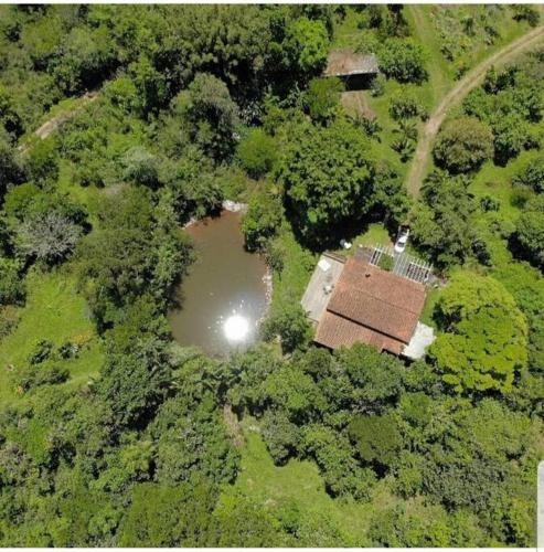 uma vista aérea de uma casa e um lago numa floresta em Cabana Terra Nativa Reserva Natural em Glorinha
