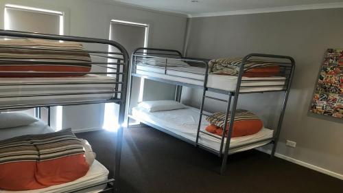 Cette chambre comprend 3 lits superposés. dans l'établissement 24 Kangaroo Run Tura Beach, à Tura Beach