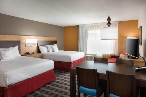 Habitación de hotel con 2 camas y comedor en Towneplace Suites By Marriott Austin North/Lakeline en Cedar Park