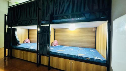 a couple of bunk beds in a room at A Páo Hostel Mộc Châu in Mộc Châu