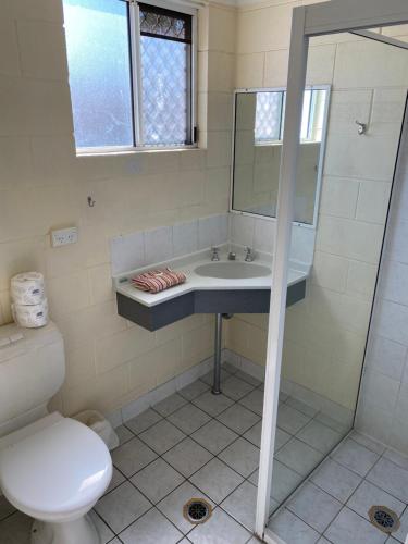 Un baño de Central Point Motel