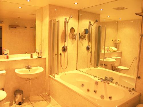 Et badeværelse på Royal Mile Mansions Apartment Edinburgh