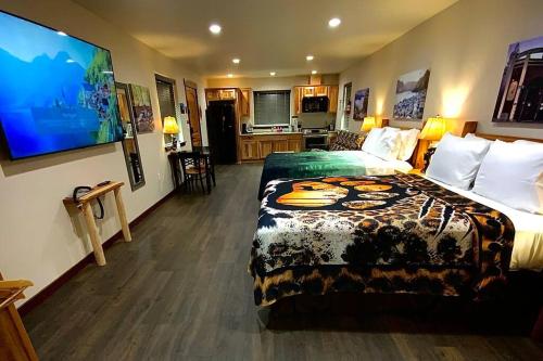 a hotel room with a large bed and a kitchen at Bear Mountain - Suite 1 in Grants Pass