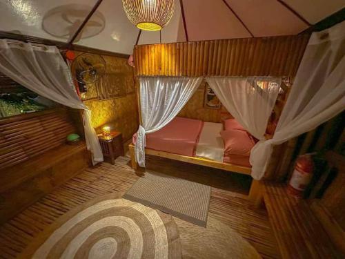 1 dormitorio con 1 cama con cortinas y alfombra en Remy's Nest en Tagaytay