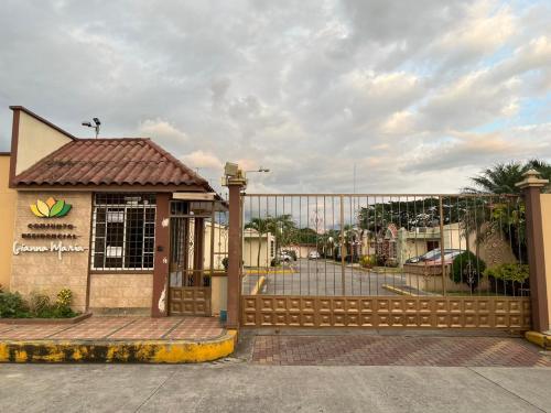 Fotografie z fotogalerie ubytování Villa Amoblada en Urbanización v destinaci Machala