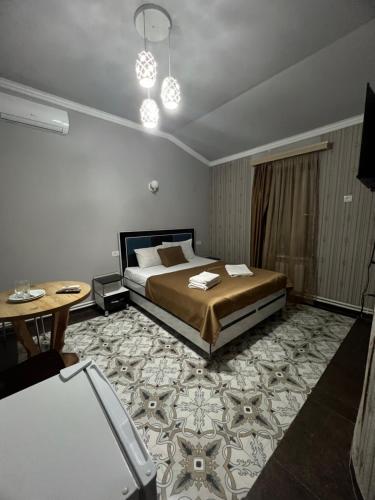 a hotel room with a bed and a table and a table sidx sidx at Z Narek in Elar
