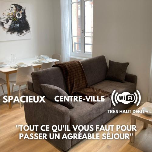 un salon avec un canapé et une table dans l'établissement Premium Appart Albi, à Albi