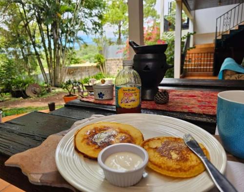 un plato de comida con panqueques y salsa en una mesa en Villa Chelsey, en Valle de Ángeles