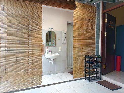 bagno con lavandino, specchio e servizi igienici di Chacha Homestay & Dormitory a Ruteng